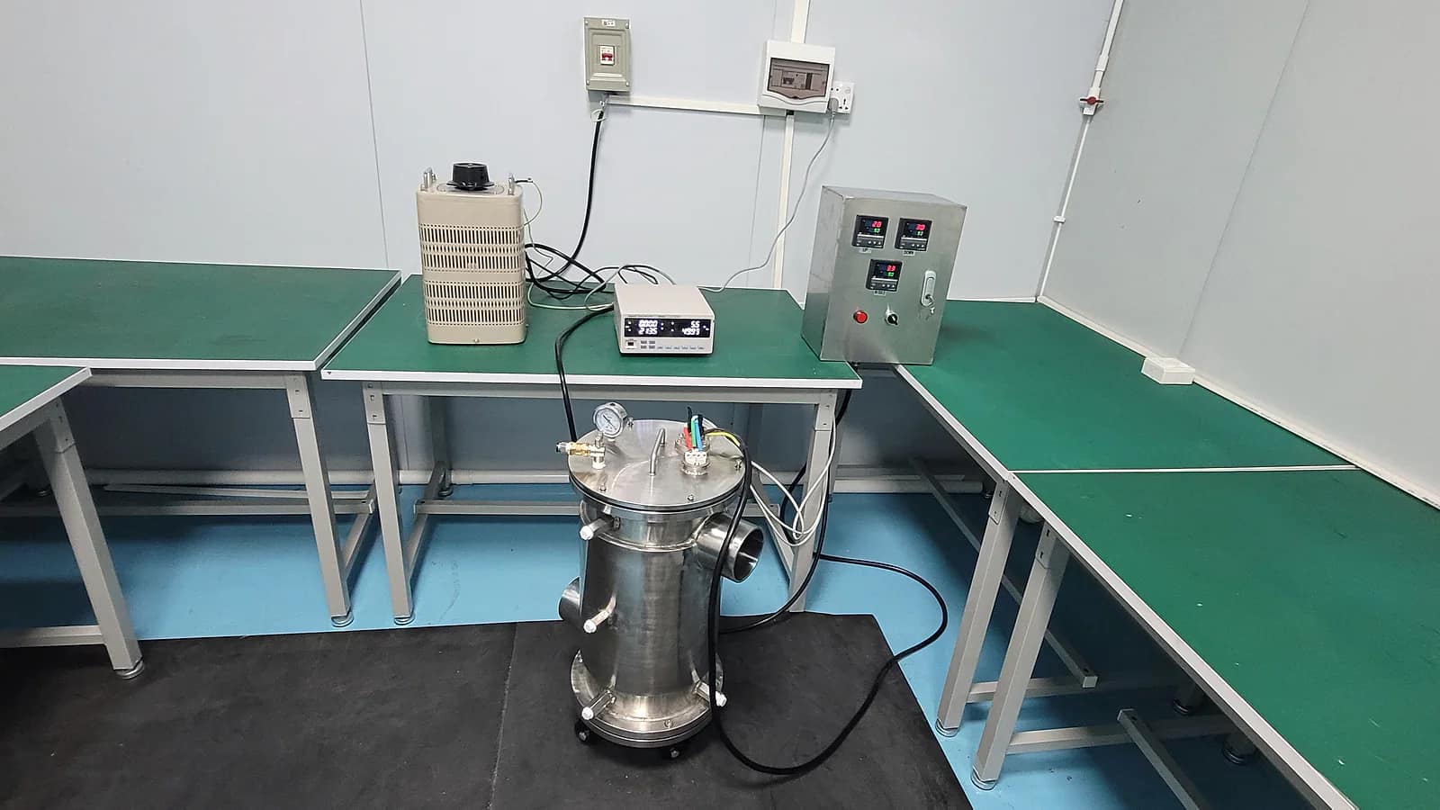 Company laboratory test arrangement used for project-specific heater electrical and thermal review