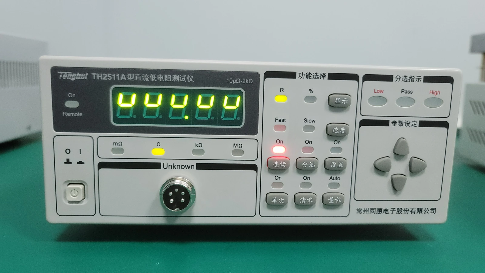 Bench electrical measurement equipment for comparing a resistor before and after a controlled process step.