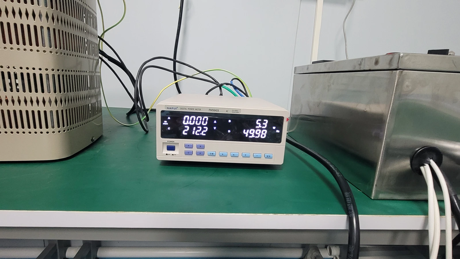 A power-measurement instrument connected to a heater setup. Shutdown timing and residual energy require an instrumented operating sequence.