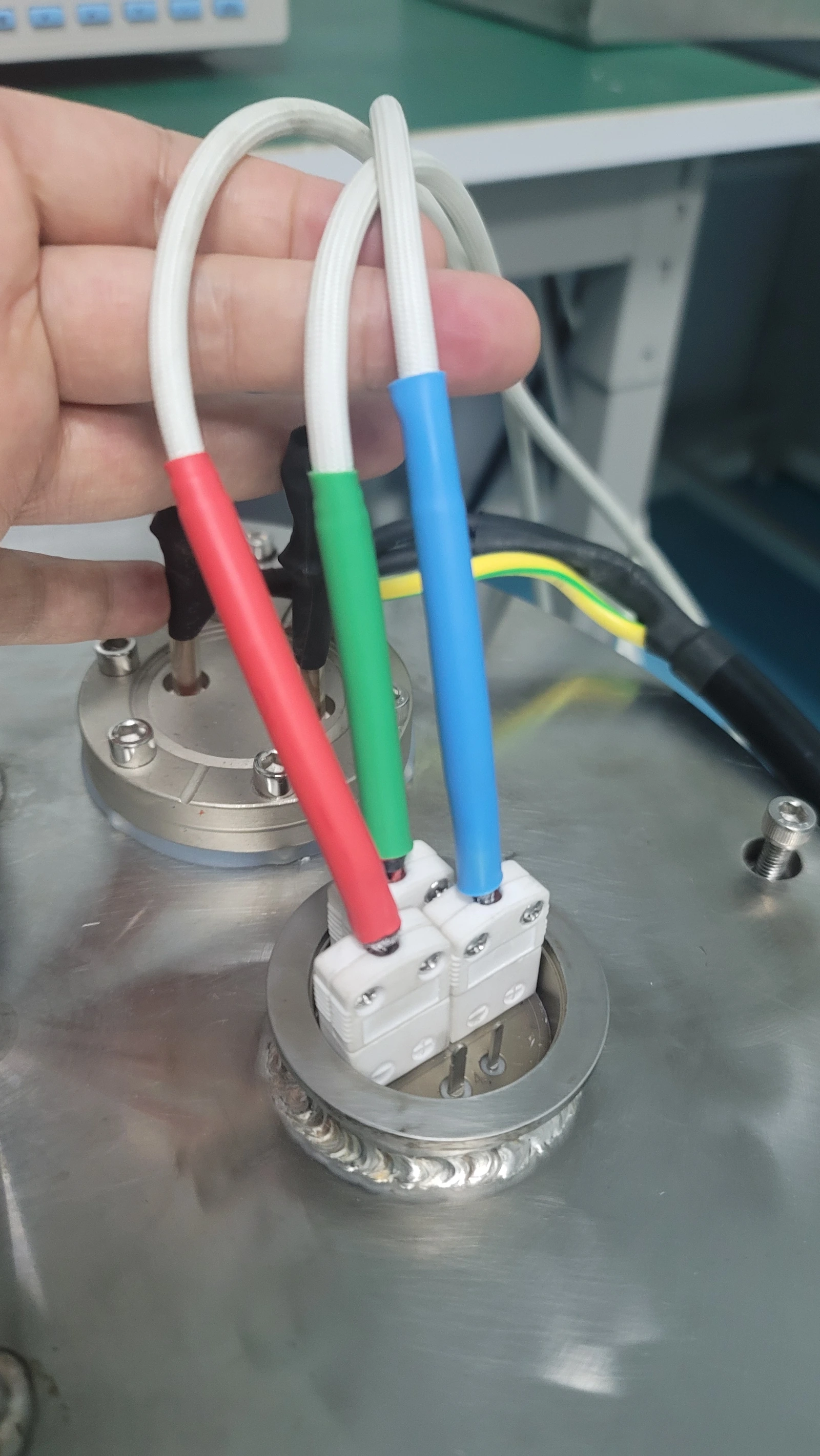 Electrical terminals and auxiliary lead exits on a heater assembly. The drawing identifies which connections serve the temperature measurement.