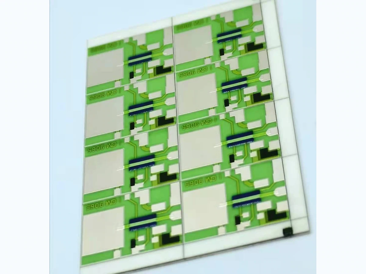 Printed resistor elements share a ceramic carrier, creating thermal interaction when their dissipated powers differ.