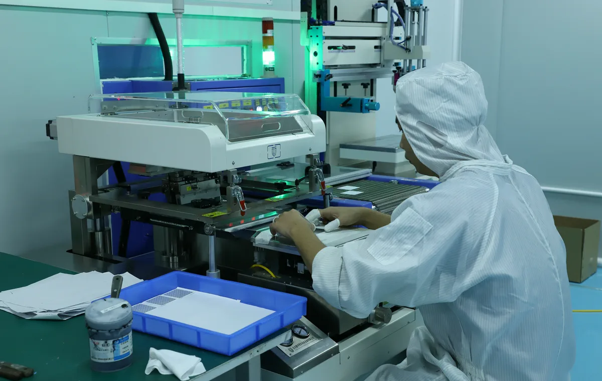 Close photograph of screen-printing equipment and its printing screen